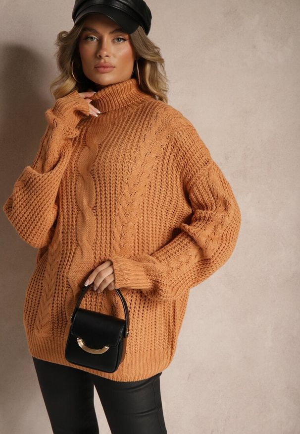 Renee - Brązowy Golf z Wiskozą w Stylu Oversize z Ozdobnym Splotem Korremi. Okazja: na co dzień. Typ kołnierza: golf. Kolor: brązowy. Materiał: wiskoza. Długość rękawa: długi rękaw. Długość: długie. Wzór: ze splotem. Styl: klasyczny, elegancki, casual