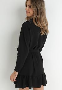 Born2be - Czarna Sukienka Koszulowa z Falbanką i Wiązanym Paskiem Fian. Kolor: czarny. Materiał: materiał. Długość rękawa: długi rękaw. Typ sukienki: koszulowe. Styl: klasyczny. Długość: mini #6