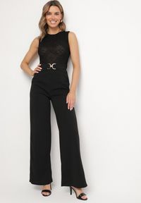 Born2be - Czarny Kombinezon bez Rękawów z Metaliczną Ozdobą i Prostymi Nogawkami Karivalle. Okazja: na co dzień. Kolor: czarny. Długość rękawa: bez rękawów. Wzór: aplikacja. Styl: klasyczny, casual, elegancki #6