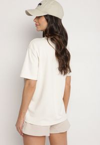 Born2be - Jasnobeżowy T-shirt z Ozdobnym Nadrukiem Palithiela. Okazja: na co dzień. Kolor: beżowy. Materiał: jeans. Wzór: nadruk. Styl: klasyczny, casual
