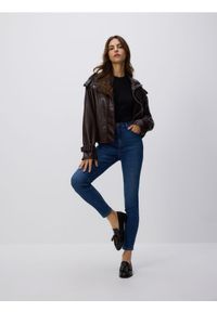 Reserved - Jeansy slim fit z przetarciami - granatowy. Kolor: niebieski