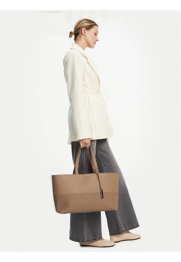 Calvin Klein Torebka Ck Mixmedia Shopper_Mono K60K613166 Beżowy. Kolor: beżowy. Materiał: skórzane