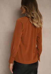 Renee - Brązowa Bluzka Vices Ozdobiona Kokardą Overile. Okazja: na co dzień. Typ kołnierza: kokarda. Kolor: brązowy. Materiał: jeans. Wzór: aplikacja. Styl: klasyczny, casual, elegancki #6