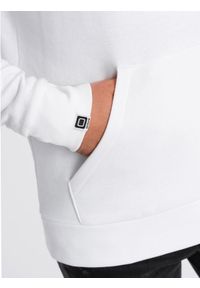 Ombre Clothing - Męska klasyczna bluza kangurka z nadrukiem - biała V1. Typ kołnierza: kaptur. Kolor: biały. Materiał: poliester, bawełna. Wzór: nadruk. Styl: klasyczny #3