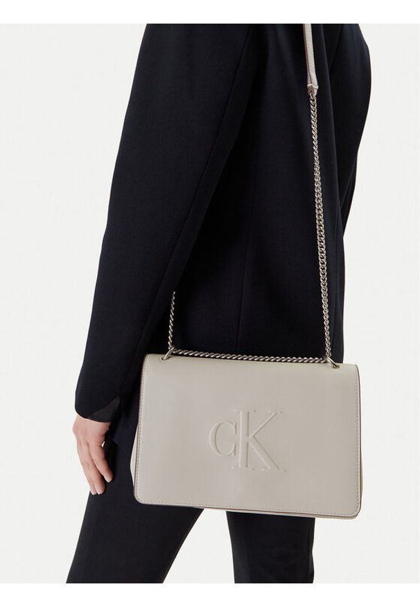 Calvin Klein Jeans Torebka Sculpted Ew Flap25 Shoulder Bag LV04K3035G Biały. Kolor: biały. Materiał: skórzane