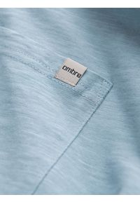 Ombre Clothing - Dzianinowy T-shirt męski z naszytą kieszonką - błękitny V4 S1621 - XXL. Kolor: niebieski. Materiał: dzianina. Długość rękawa: krótki rękaw. Długość: krótkie. Wzór: aplikacja. Styl: klasyczny