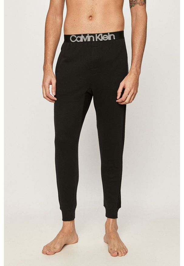 Calvin Klein Underwear - Spodnie piżamowe. Kolor: czarny. Materiał: bawełna, dzianina, elastan. Wzór: nadruk
