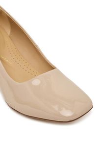 Clarks Czółenka Fernie Court 26183034 Beżowy jasny. Kolor: beżowy. Materiał: skóra, lakier #6