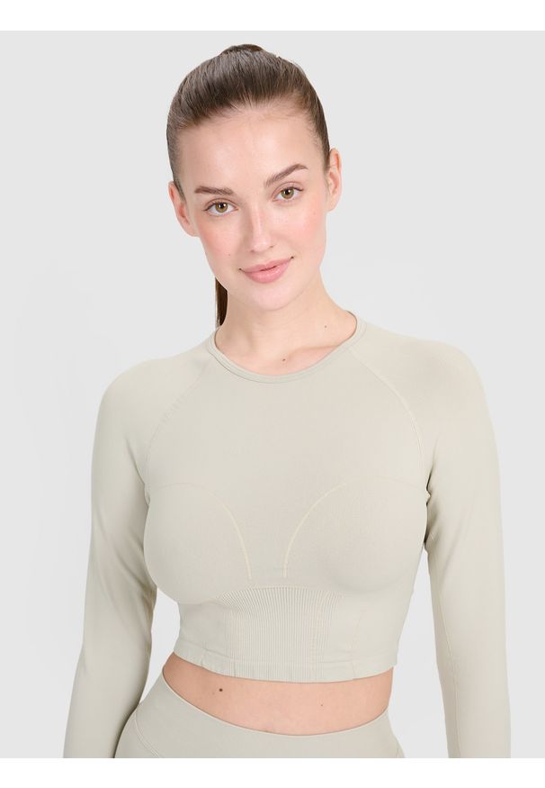 4f - Longsleeve treningowy crop-top z wycięciem na plecach damski - beżowy. Kolor: beżowy. Długość rękawa: długi rękaw