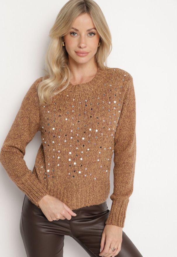 Born2be - Brązowy Sweter z Bawełną Ozdobiony Cekinami Savalenne. Okazja: na co dzień. Kolor: brązowy. Materiał: bawełna. Długość rękawa: długi rękaw. Długość: długie. Wzór: aplikacja. Styl: klasyczny, casual