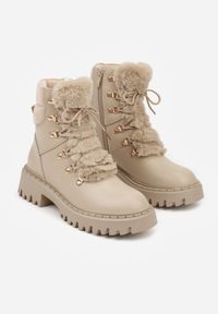 Renee - Ciemnobeżowe Trapery w Casualowym Stylu z Futerkowym Zdobieniem na Języku Taniapea. Okazja: na co dzień. Zapięcie: sznurówki. Kolor: beżowy. Materiał: jeans, puch. Szerokość cholewki: normalna. Wzór: aplikacja. Styl: klasyczny, casual, street #3