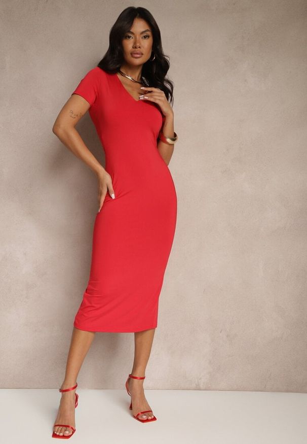 Renee - Czerwona Sukienka Bodycon o Dopasowanym Kroju z Dekoltem w V Efrerina. Okazja: na co dzień. Kolor: czerwony. Materiał: jeans. Długość rękawa: krótki rękaw. Typ sukienki: bodycon. Styl: klasyczny, casual, elegancki