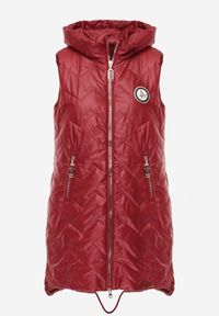 Renee - Czerwona Długa Pikowana Kamizelka z Kapturem i Ozdobną Naszywką Mentape. Typ kołnierza: kaptur. Kolor: czerwony. Długość: długie. Wzór: aplikacja. Styl: sportowy #3