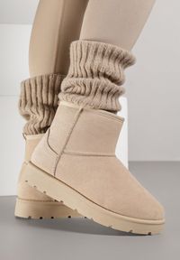 Born2be - Beżowe Wsuwane Śniegowce do Kostki z Imitacji Zamszu Atuvitta. Okazja: na co dzień. Zapięcie: bez zapięcia. Kolor: beżowy. Materiał: zamsz. Styl: casual #5