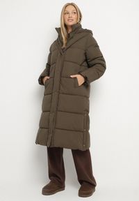 Born2be - Ciemnozielona Długa Pikowana Kurtka z Kapturem Acaltte. Typ kołnierza: kaptur. Kolekcja: plus size. Kolor: zielony. Materiał: jeans. Długość: długie. Sezon: zima. Styl: klasyczny