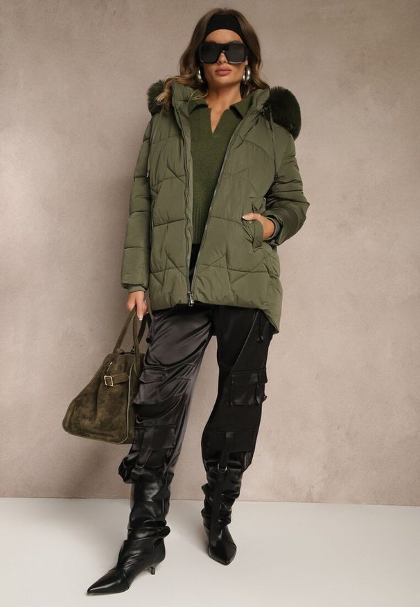 Renee - Ciemnozielona Klasyczna Kurtka z Pikowanymi Przeszyciami i Kapturem z Futrem Mundrie. Okazja: na co dzień, na spacer. Kolor: zielony. Materiał: futro. Wzór: aplikacja. Styl: klasyczny