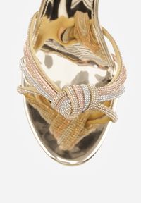 Renee - Złote Lakierowane Sandały Vices na Szpilce z Cyrkoniami na Paskach Vanarila. Okazja: na wesele, na ślub cywilny. Zapięcie: pasek. Kolor: złoty. Materiał: lakier. Wzór: aplikacja. Obcas: na szpilce. Styl: wizytowy #2