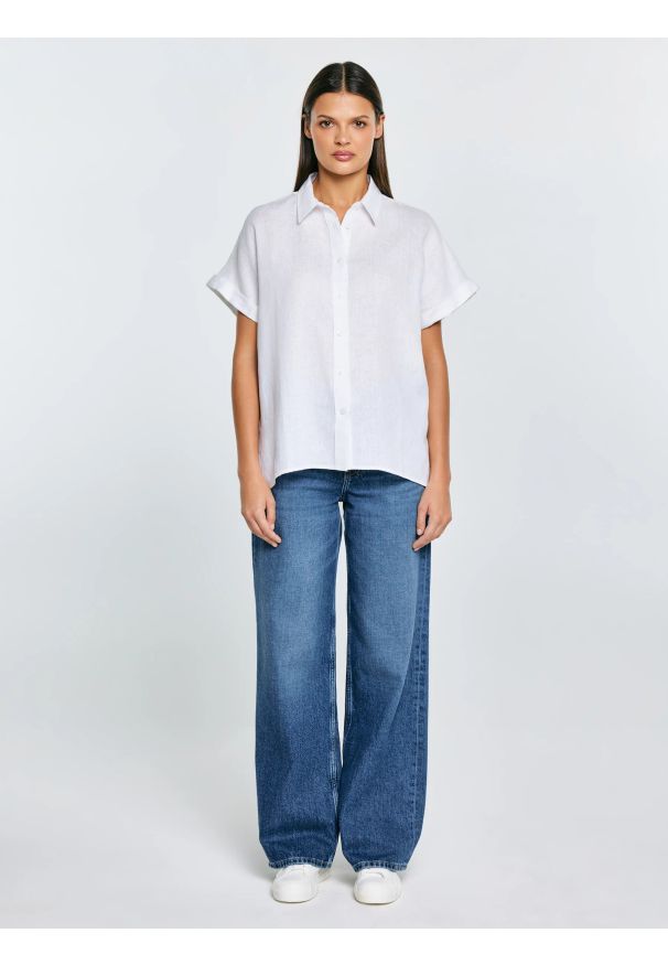 Big-Star - Koszula damska lniana biała Riore 101. Okazja: na spacer, na plażę. Typ kołnierza: kołnierzyk klasyczny. Kolor: biały. Materiał: len. Długość rękawa: krótki rękaw. Długość: krótkie. Sezon: lato. Styl: klasyczny, wakacyjny, elegancki