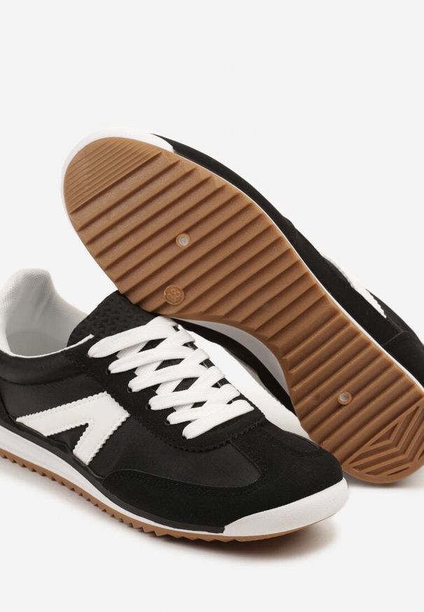 Born2be - Czarne Sneakersy w Stylu Kultowych Tenisówek z Ozdobnymi Przeszyciami Valtewi. Okazja: na co dzień. Kolor: czarny. Materiał: jeans. Wzór: aplikacja. Obcas: na płaskiej podeszwie