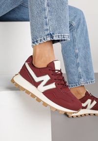 Born2be - Bordowe Sneakersy z Geometrycznym Wzorem Naloriene. Okazja: na co dzień. Kolor: czerwony. Materiał: jeans. Wzór: geometria