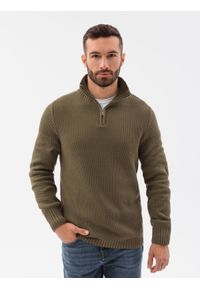 Ombre Clothing - Sweter męski ze stójką - oliwkowy E194 - XL. Typ kołnierza: kołnierzyk stójkowy. Kolor: oliwkowy. Materiał: akryl, bawełna. Wzór: prążki #7