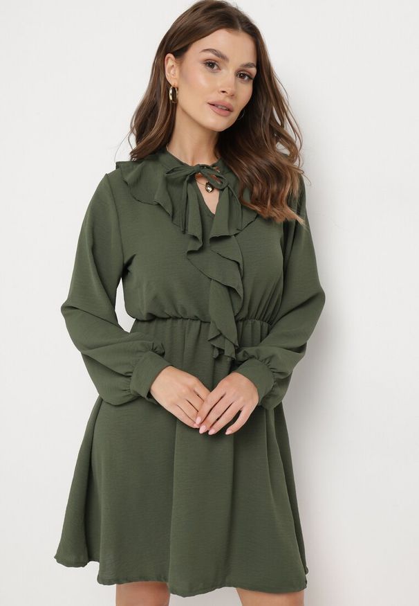 Born2be - Zielona Mini Rozkloszowana Sukienka z Gumką w Pasie i Wiązaniem Przy Dekolcie Aganzza. Kolor: zielony. Długość: mini