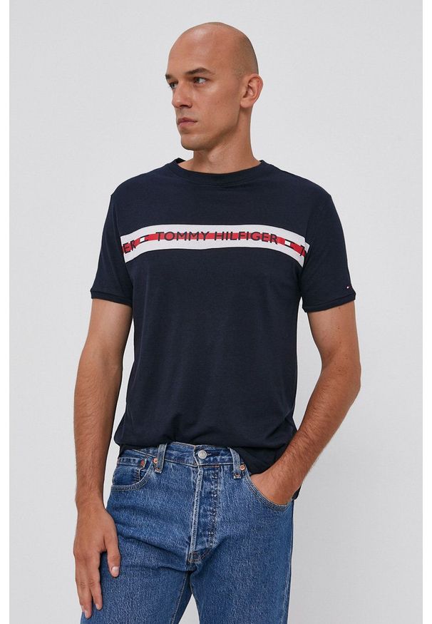 TOMMY HILFIGER - Tommy Hilfiger - T-shirt. Okazja: na co dzień. Kolor: niebieski. Materiał: włókno, skóra. Wzór: nadruk. Styl: casual