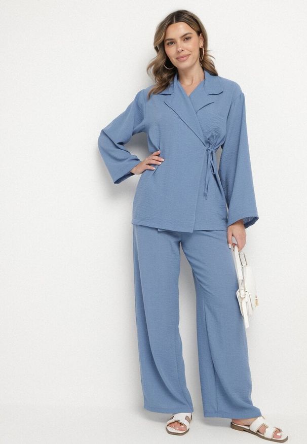 Born2be - Niebieski Komplet Szerokie Spodnie i Marynarka z Wiązaniem Novazelle. Kolor: niebieski