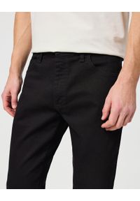 Wrangler - MĘSKIE SPODNIE JEANSOWE WRANGLER RUSTLER SLIM BLACK RINSE CZARNE W10ERD107 112342562. Okazja: na co dzień, do pracy, na spacer. Kolor: czarny. Długość: długie. Sezon: lato. Styl: klasyczny, elegancki, casual #3