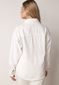 Born2be - Biała Bawełniana Kurtka Jeansowa o Koszulowym Kroju na Napy Yrelola. Okazja: na co dzień, do pracy. Kolor: biały. Materiał: jeans, bawełna. Długość: długie. Styl: casual, klasyczny #6