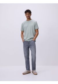 Reserved - Jeansy straight z efektem sprania - jasnoszary. Kolor: szary