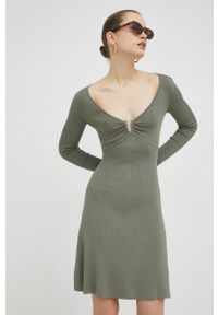 Guess sukienka kolor zielony mini rozkloszowana. Kolor: zielony. Materiał: materiał, dzianina. Długość rękawa: długi rękaw. Długość: mini #5