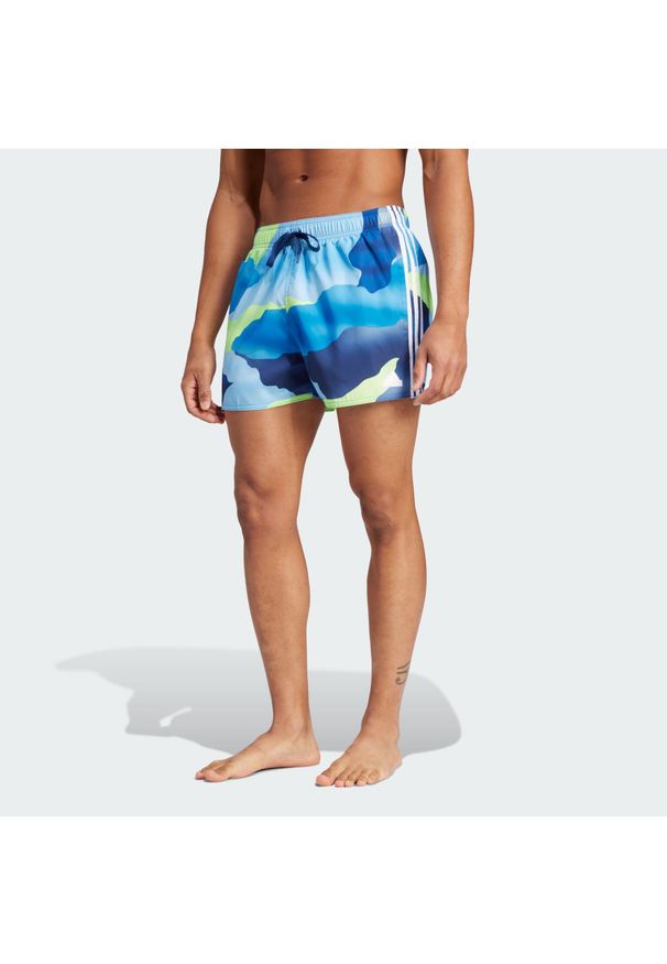 Adidas - Szorty City Escape Camo 3-Stripes Cix Swim. Kolor: biały, niebieski, wielokolorowy. Materiał: materiał