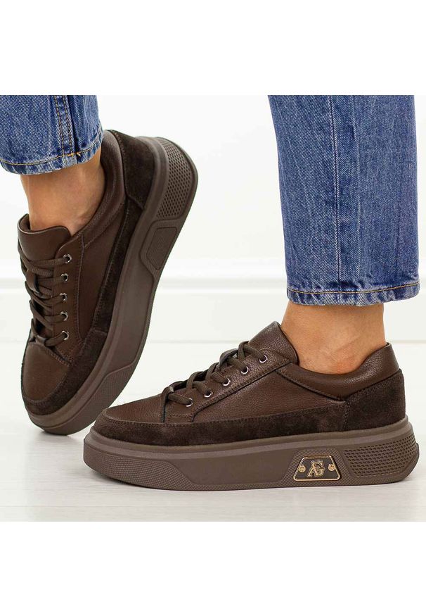 Brązowe skórzane półbuty damskie Cambell 19343. Okazja: na co dzień, na spotkanie biznesowe. Nosek buta: okrągły. Zapięcie: sznurówki. Kolor: brązowy. Materiał: skóra. Szerokość cholewki: normalna. Sezon: wiosna, jesień. Styl: casual, biznesowy, elegancki, klasyczny