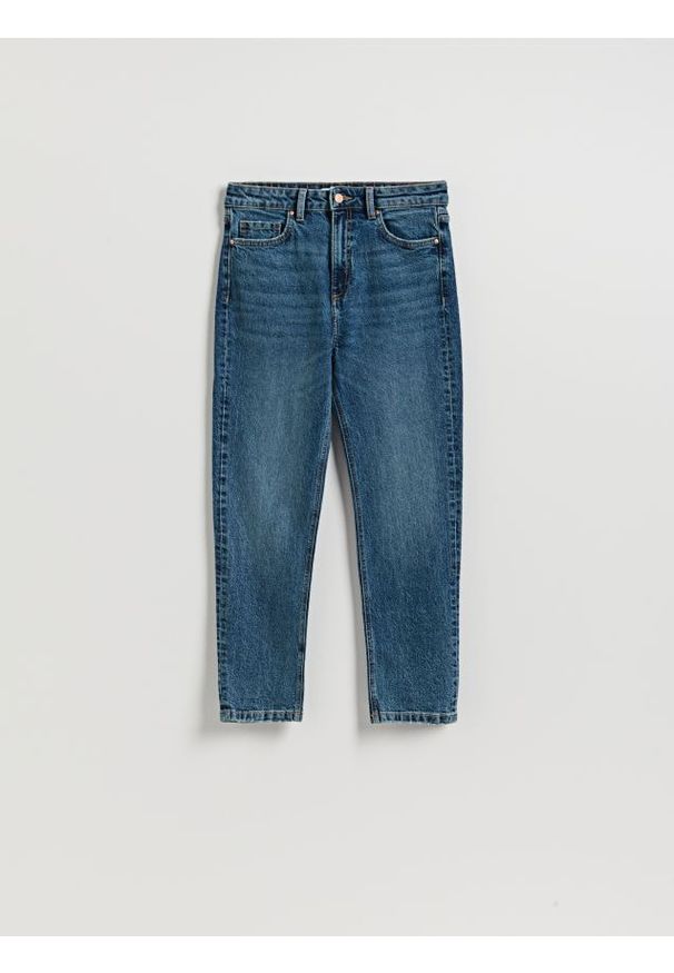Reserved - Jeansy mom fit slim - granatowy. Kolor: niebieski