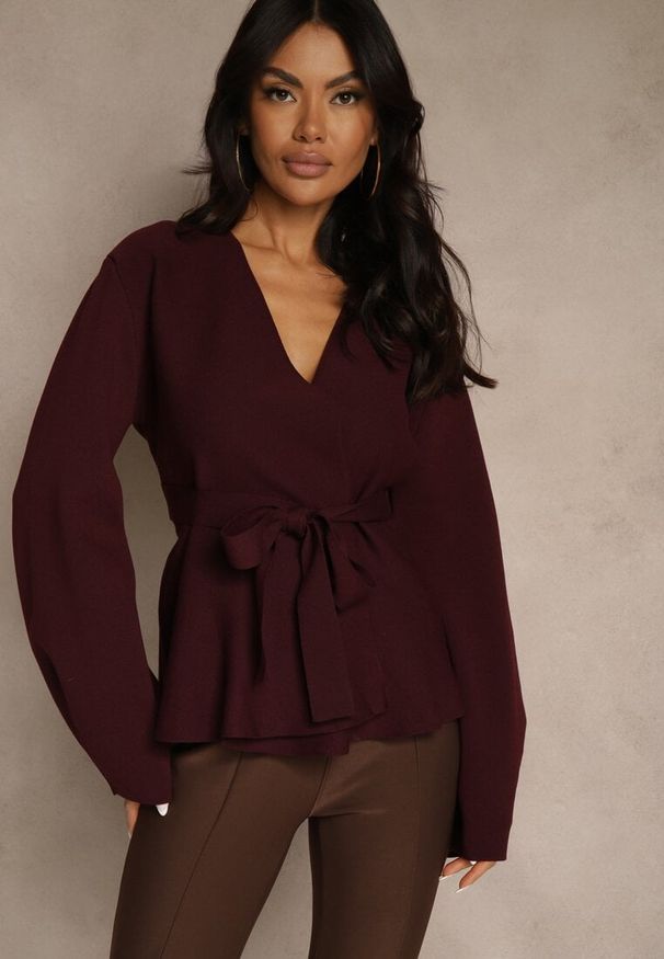 Renee - Bordowy Kardigan z Wiskozą Ozdobiony w Pasie Wiązaniem Tusllima. Okazja: na co dzień. Kolor: czerwony. Materiał: wiskoza. Wzór: aplikacja. Styl: casual