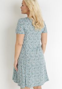 Born2be - Zielono-Niebieska Trapezowa Sukienka Mini w Kwiatowy Wzór Aganis. Kolor: zielony. Materiał: materiał. Długość rękawa: krótki rękaw. Wzór: kwiaty. Typ sukienki: trapezowe. Długość: mini #4