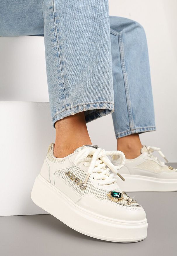 Born2be - Beżowe Sneakersy na Platformie z Metalicznymi Ozdobami Falonela. Kolor: beżowy. Materiał: jeans. Wzór: aplikacja. Obcas: na platformie
