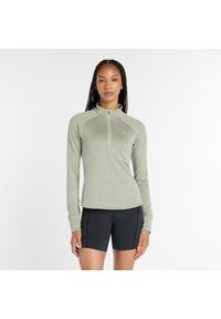 Bluza damska New Balance WT43200GSH – zielona. Kolor: zielony. Materiał: skóra, dresówka, poliester, materiał, tkanina. Wzór: aplikacja. Styl: sportowy #1