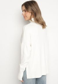 Born2be - Biały Gładki Golf w Klasycznym Stylu Ralenatia. Okazja: na co dzień. Typ kołnierza: golf. Kolor: biały. Materiał: skóra, jeans. Długość rękawa: długi rękaw. Długość: długie. Wzór: gładki. Styl: klasyczny #3