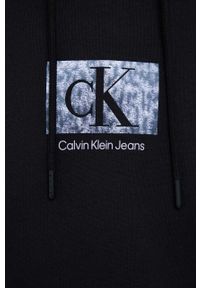Calvin Klein Jeans bluza bawełniana damska kolor czarny z kapturem z nadrukiem. Typ kołnierza: kaptur. Kolor: czarny. Materiał: bawełna. Wzór: nadruk #3