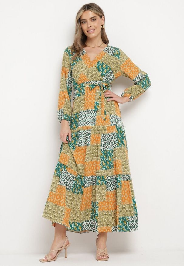 Born2be - Zielono-Żółta Wiskozowa Sukienka z Kopertowym Dekoltem z Gumką w Pasie i Materiałowym Paskiem Fulina. Okazja: na co dzień. Typ kołnierza: dekolt w serek. Kolor: zielony. Materiał: materiał, wiskoza. Długość rękawa: długi rękaw. Typ sukienki: kopertowe. Styl: casual, klasyczny, boho