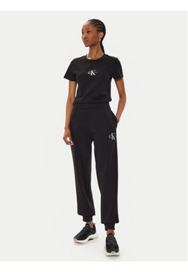 Calvin Klein Jeans Spodnie dresowe Monologo J20J223590 Czarny Relaxed Fit. Kolor: czarny. Materiał: syntetyk, bawełna