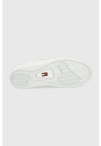 Tommy Jeans sneakersy Mix Basket EN0EN01878.YBR kolor biały. Nosek buta: okrągły. Zapięcie: sznurówki. Kolor: biały. Materiał: poliester, guma. Obcas: na platformie #3