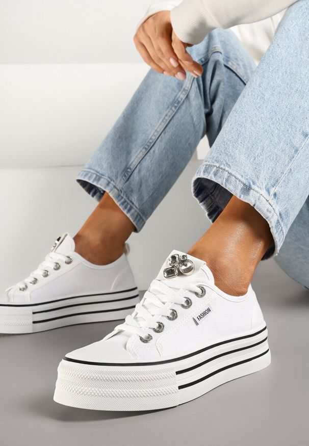 Born2be - Białe Trampki na Grubej Podeszwie z Aplikacją z Cyrkoniami Galtewin. Okazja: na co dzień. Kolor: biały. Materiał: jeans. Wzór: aplikacja. Sezon: lato, wiosna. Obcas: na obcasie. Styl: elegancki, casual. Wysokość obcasa: niski