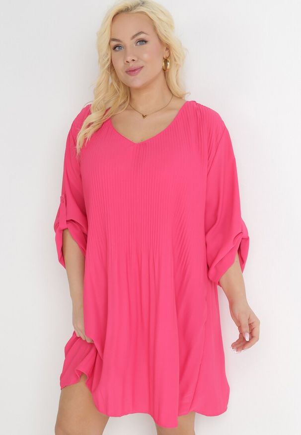 Born2be - Różowa Rozkloszowana Sukienka Mini z Plisowaniem Telesi. Kolekcja: plus size. Kolor: różowy. Długość rękawa: długi rękaw. Typ sukienki: dla puszystych. Długość: mini