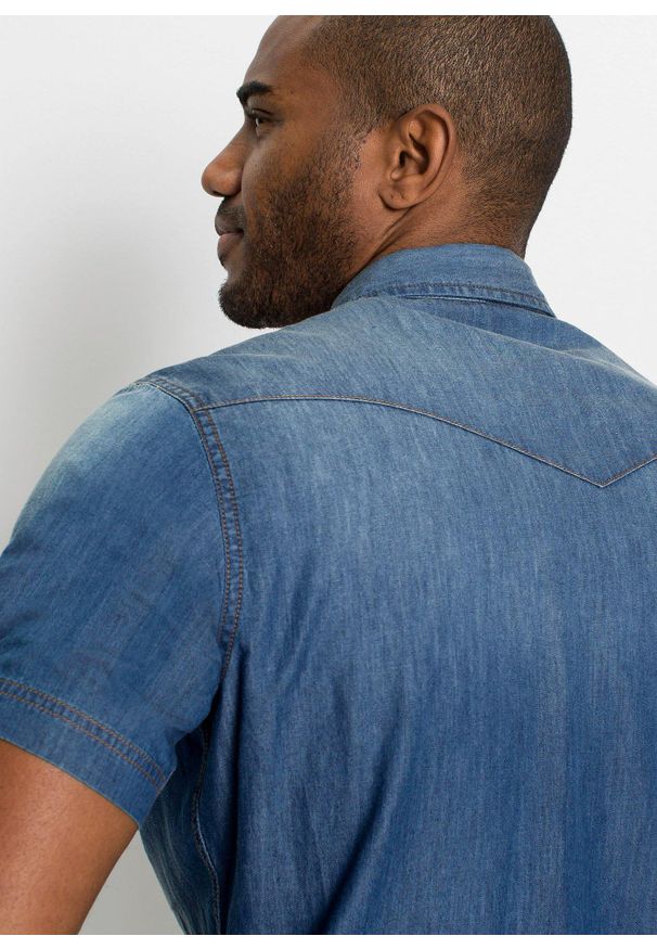 bonprix - Koszula dżinsowa z czystej bawełny organicznej, krótki rękaw, slim fit. Typ kołnierza: kołnierzyk klasyczny. Kolor: niebieski. Materiał: bawełna. Długość rękawa: krótki rękaw. Długość: krótkie