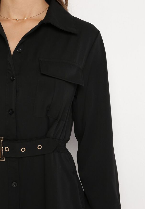 Born2be - Czarna Sukienka Koszulowa z Paskiem z Klamrą Unebia. Kolor: czarny. Typ sukienki: koszulowe