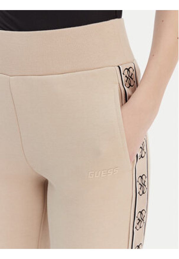 Guess Spodnie dresowe V2YB15 KB3P2 Beżowy Regular Fit. Kolor: beżowy. Materiał: bawełna