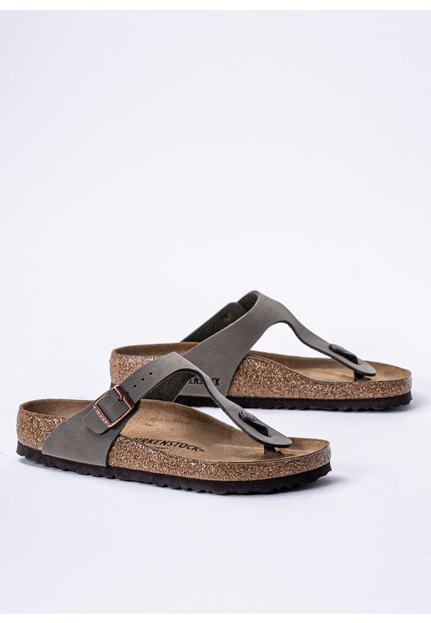Japonki unisex Birkenstock Gizeh BFBC Stone. Okazja: na co dzień. Kolor: szary. Materiał: zamsz, materiał, skóra. Sezon: lato. Styl: klasyczny, elegancki, casual